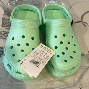 Crocs classic bae clog/platform in neo mint W7